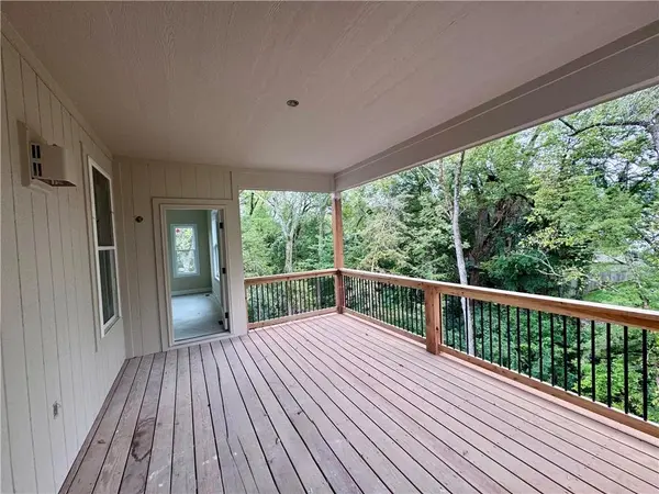8646 Eagle Creek DR, De Soto, KS 66018