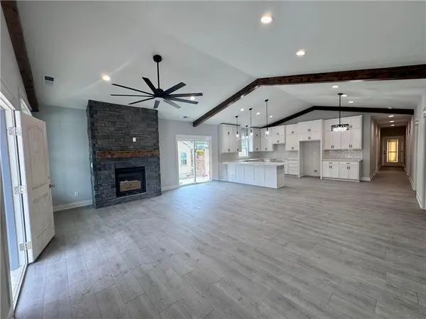 8675 Eagle Creek DR, De Soto, KS 66018