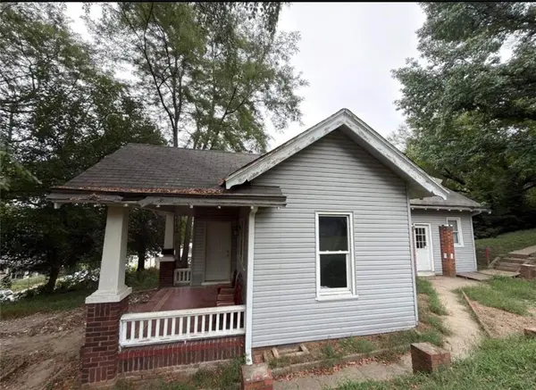 1321 S 17th ST, St Joseph, MO 64507