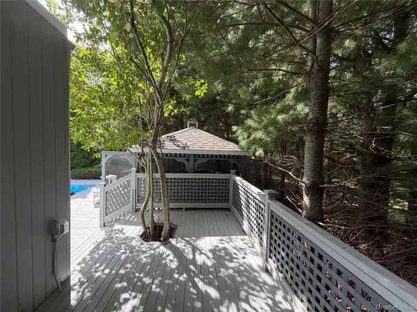 10 Glenmore RD, Hampton Bays, NY 11946