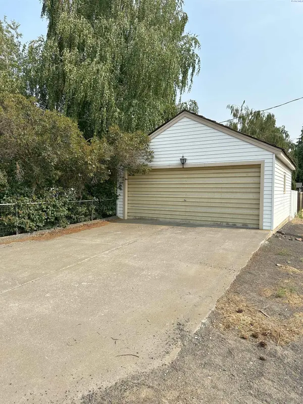 447 N Burke, Connell, WA 99326