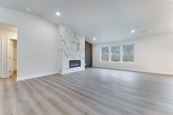 6150 W 30th Pl, Kennewick, WA 99338
