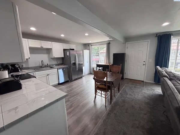 526 S 40th Ave #D-210 #D-210, West Richland, WA 99353