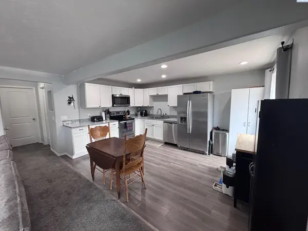 526 S 40th Ave #D-210 #D-210, West Richland, WA 99353