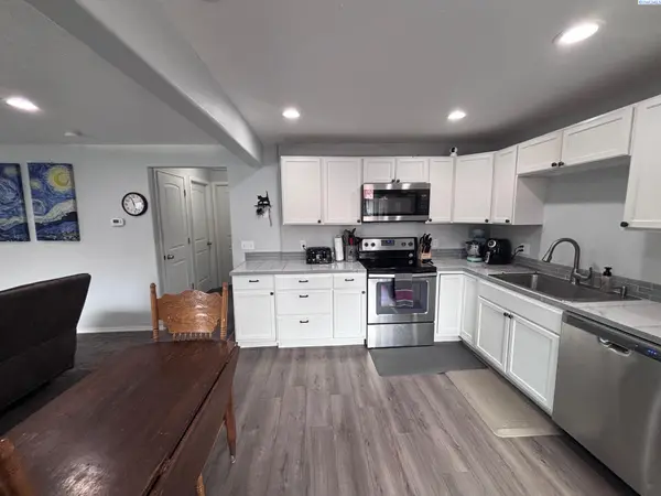 526 S 40th Ave #D-210 #D-210, West Richland, WA 99353