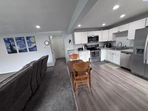 526 S 40th Ave #D-210 #D-210, West Richland, WA 99353