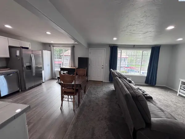 526 S 40th Ave #D-210 #D-210, West Richland, WA 99353