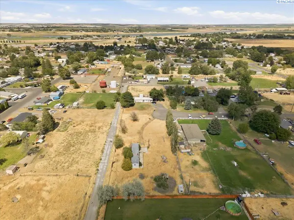 131 Off Place, Burbank, WA 99323