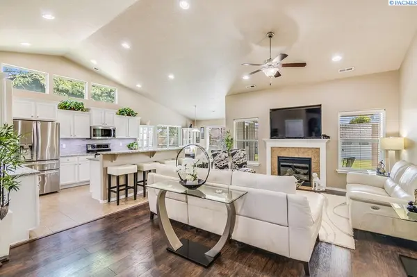 2670 Hickory Ave, West Richland, WA 99353