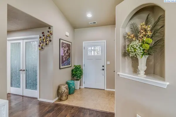 2670 Hickory Ave, West Richland, WA 99353