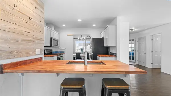 1542 NE 12th St, Benton City, WA 99320