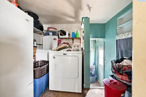 703 N 5th St, Grandview, WA 98930