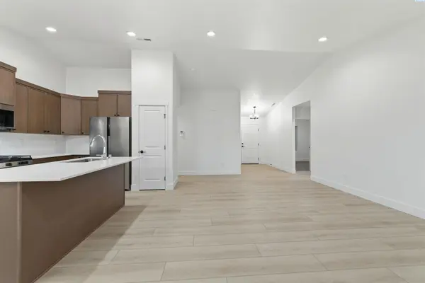 10020 Sunset Trail, Pasco, WA 99301