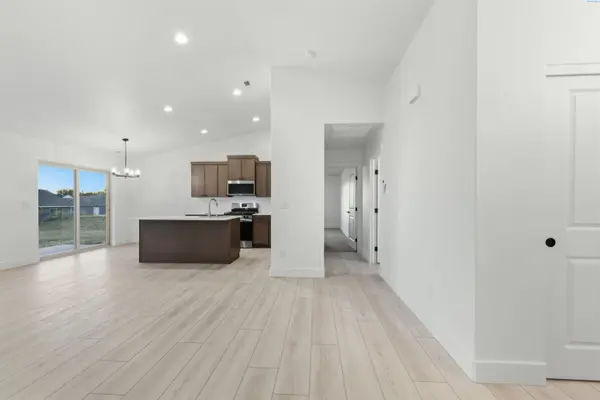 10020 Sunset Trail, Pasco, WA 99301