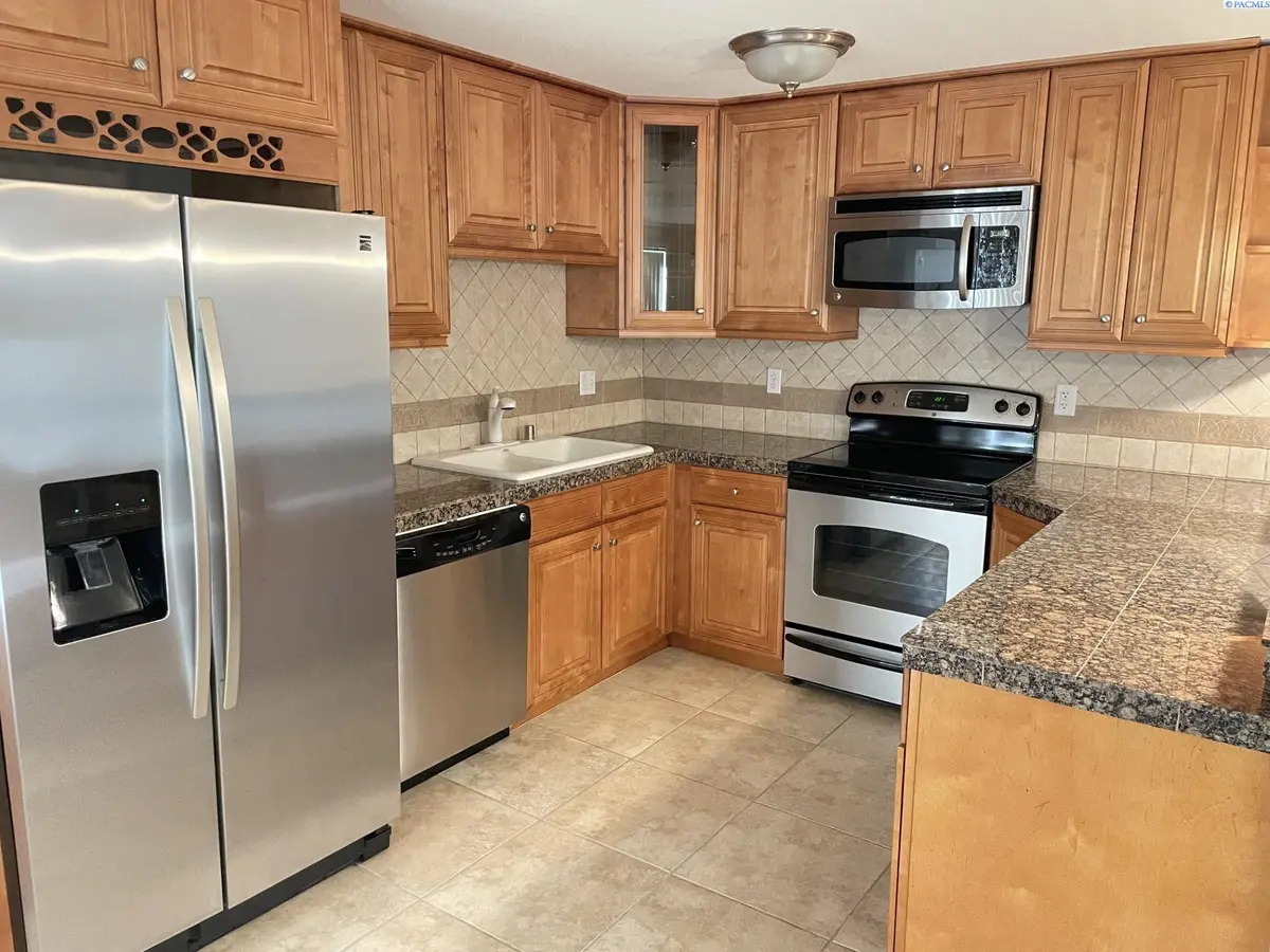 526 S 40th Ave (A203) #A203, West Richland, WA 99353