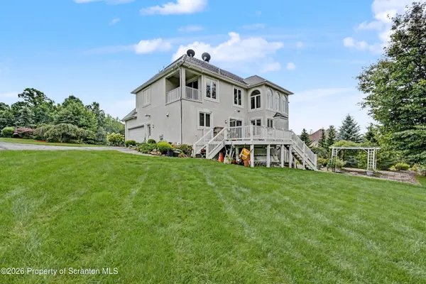 329 Glenmaura DR, Moosic, PA 18507