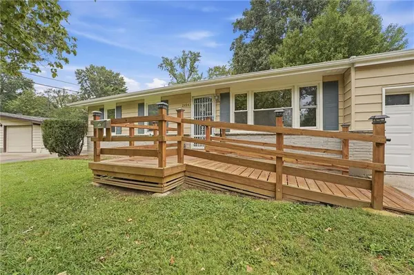 2404 NE Shady Lane DR, Gladstone, MO 64118