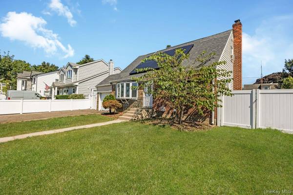 82 Pengon CIR, Carle Place, NY 11554