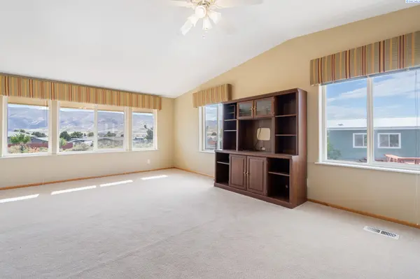 118 SW Airport Way, Desert Aire, WA 99349