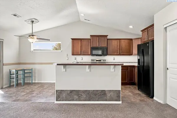 6914 Yellowstone Dr, Pasco, WA 99301