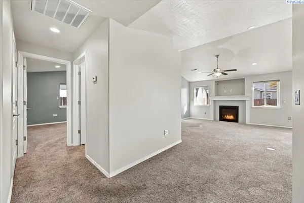 6914 Yellowstone Dr, Pasco, WA 99301