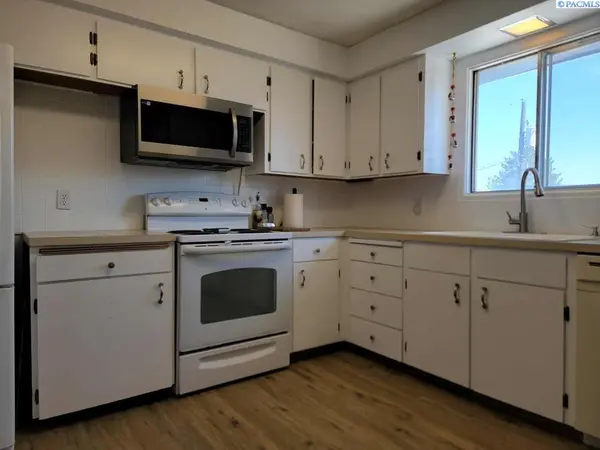910 King St, Grandview, WA 98930