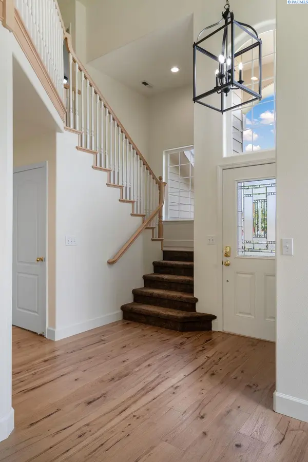 3303 Northlake Dr, West Richland, WA 99353