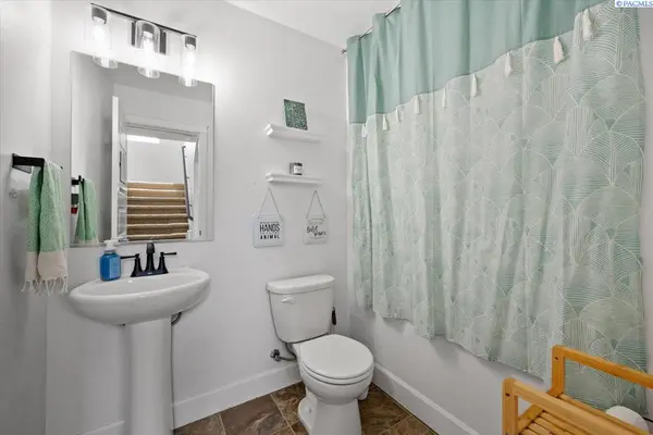 3158 Hickory Ave, West Richland, WA 99353