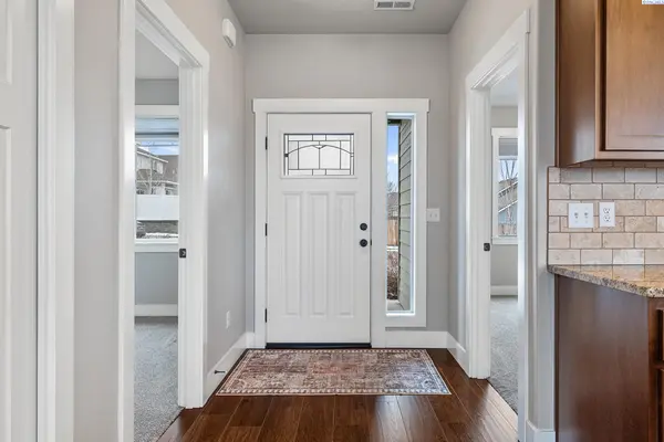 1734 S Honeysuckle Street, Kennewick, WA 99338