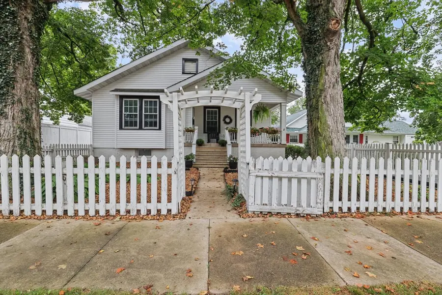 119 S Pine ST, Arcola, IL 61910