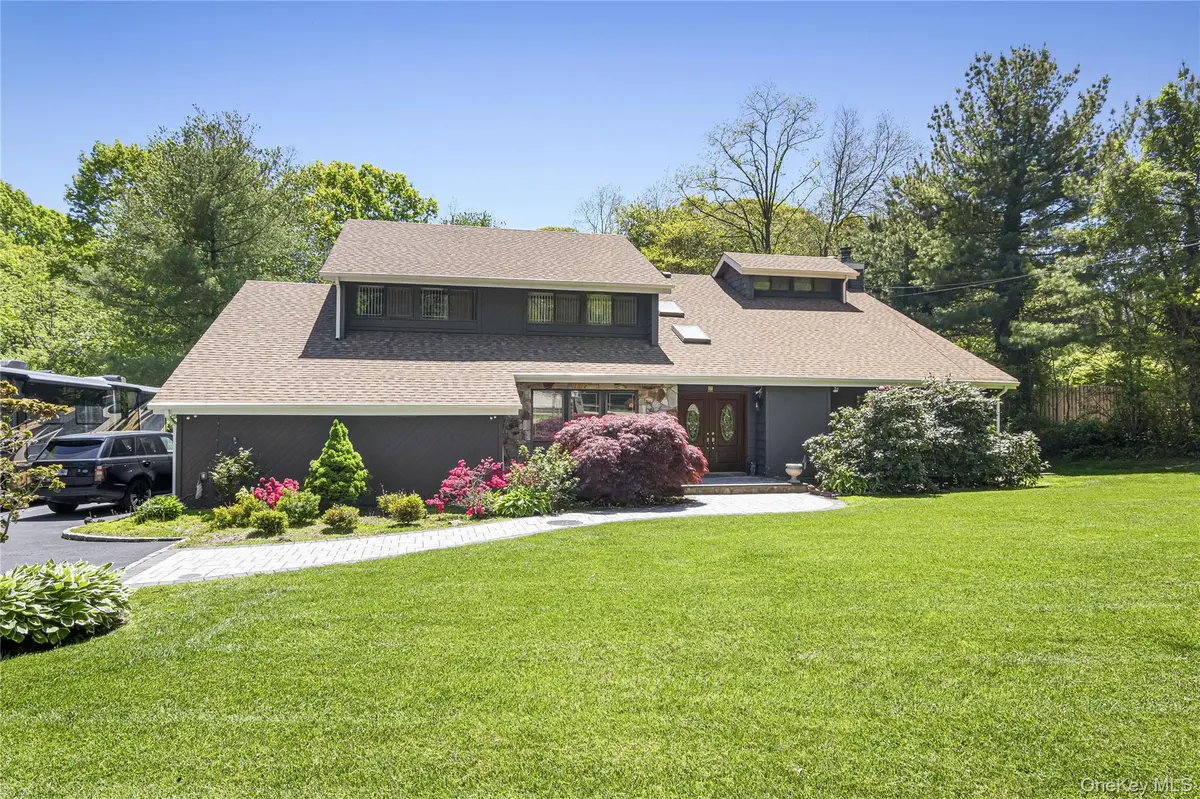 26 Candlewood PATH, Dix Hills, NY 11746