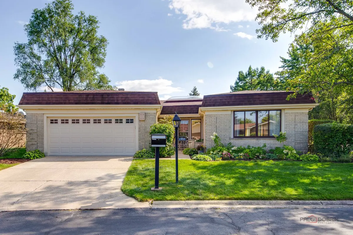 2457 Seville CIR, Northbrook, IL 60062