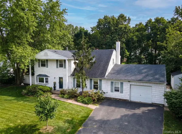 6 Duck Hill RD, Coram, NY 11727
