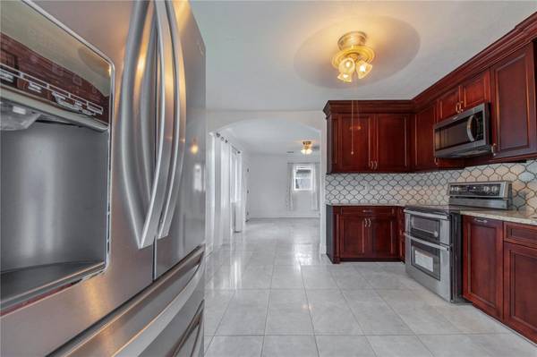 6 E MAGNOLIA ST, Davenport, FL 33837