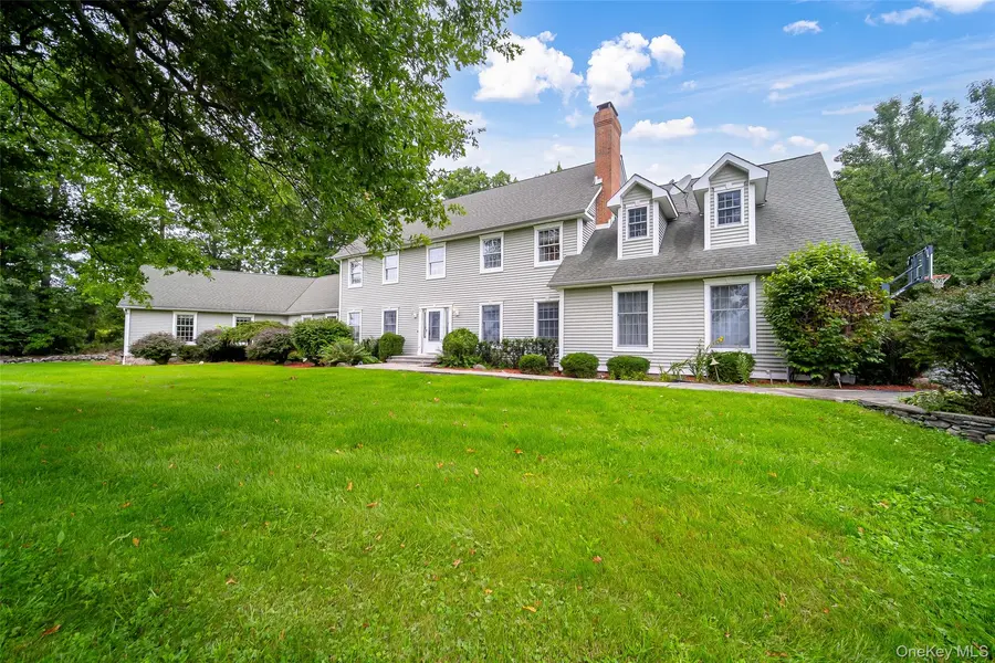4 Fox Hollow DR, Blooming Grove, NY 10914