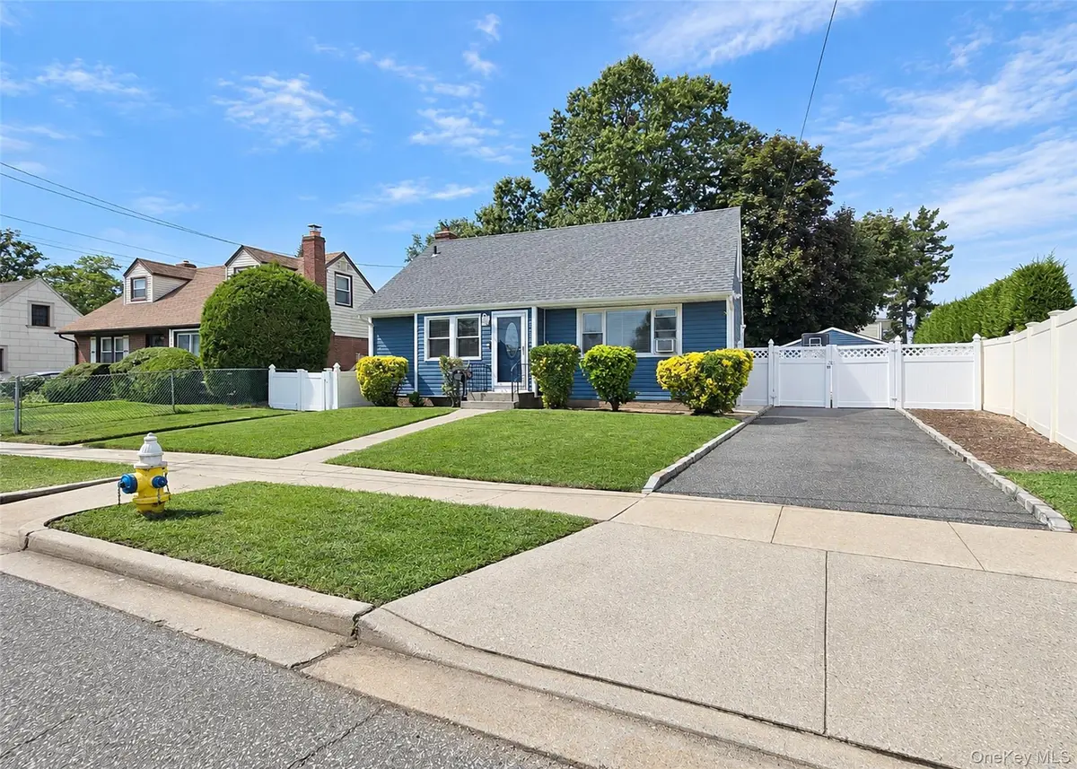 678 Clinton AVE, Uniondale, NY 11553