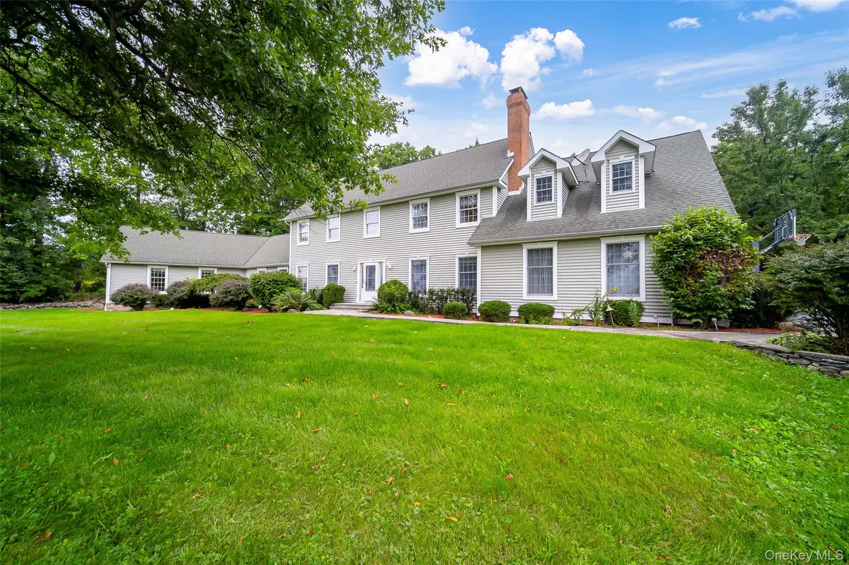 4 Fox Hollow DR, Blooming Grove, NY 10914