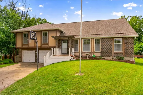 5725 Earnshaw ST, Shawnee, KS 66216