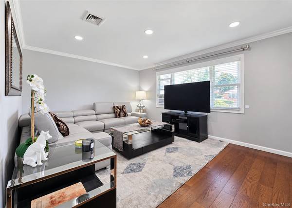 678 Clinton AVE, Uniondale, NY 11553