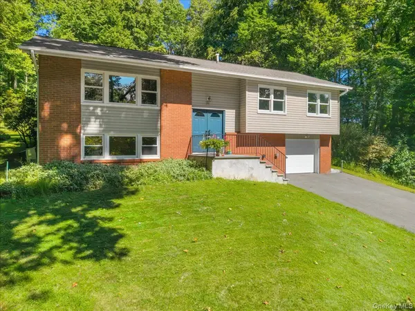 24 Willow PL, Lake Peekskill, NY 10537