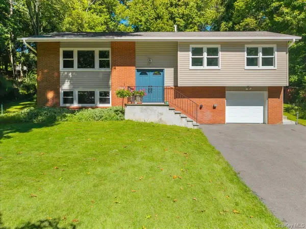 24 Willow PL, Lake Peekskill, NY 10537