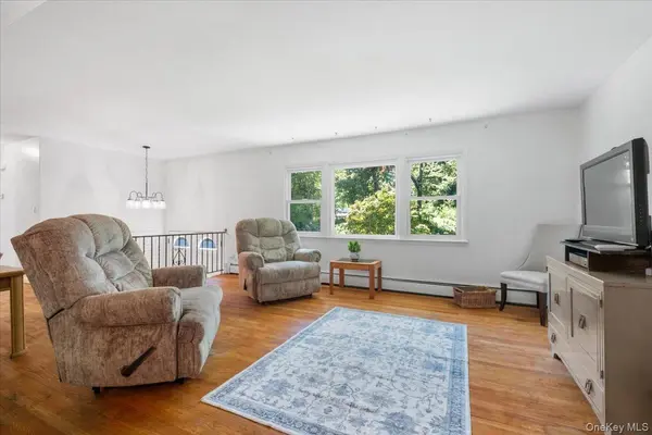 24 Willow PL, Lake Peekskill, NY 10537