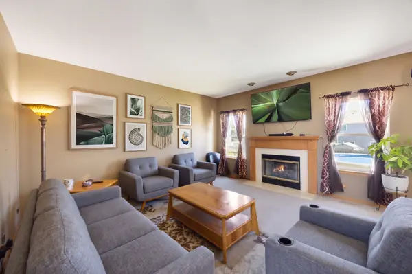 8 Elizabeth CT, Lake In The Hills, IL 60156
