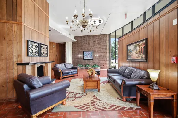 40 N Tower RD #7E, Oak Brook, IL 60523