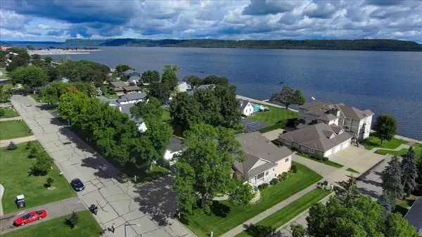 1329 S Oak ST, Lake City, MN 55041