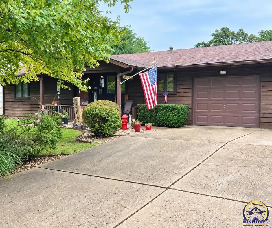 521 N 4th St, Carbondale, KS 66414