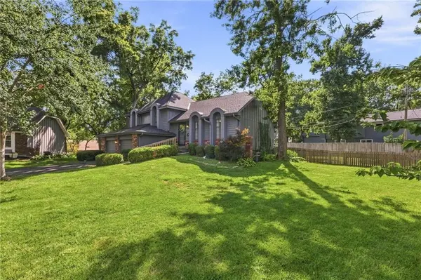 10314 W 48th ST, Shawnee, KS 66203