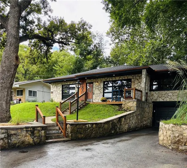980 NW South Shore DR, Lake Waukomis, MO 64151