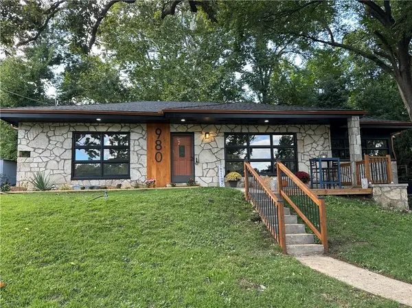 980 NW South Shore DR, Lake Waukomis, MO 64151