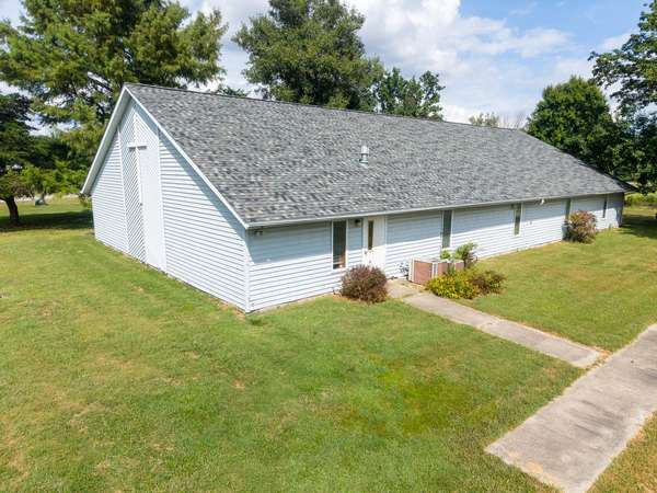 321 Country Club LN, Centralia, IL 62801